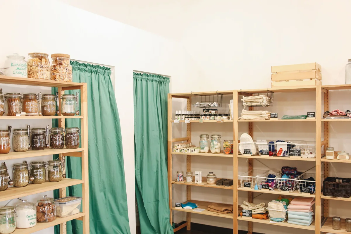Торговый интерьер с полками и примерочной